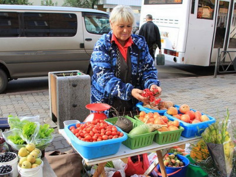 Кто и чем торгует в овощных палатках