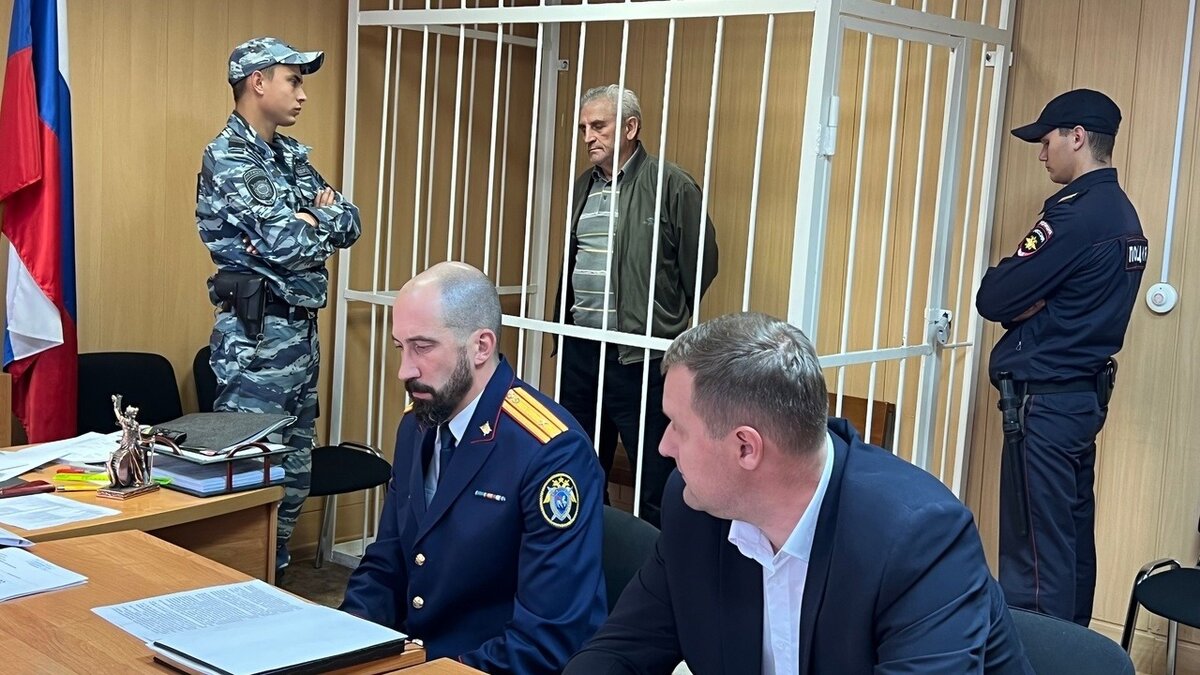     Мужчина не имеет постоянного места жительства в Омске и долгое время скрывался от следователей.