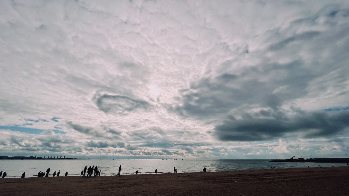 Пляж и много людей 