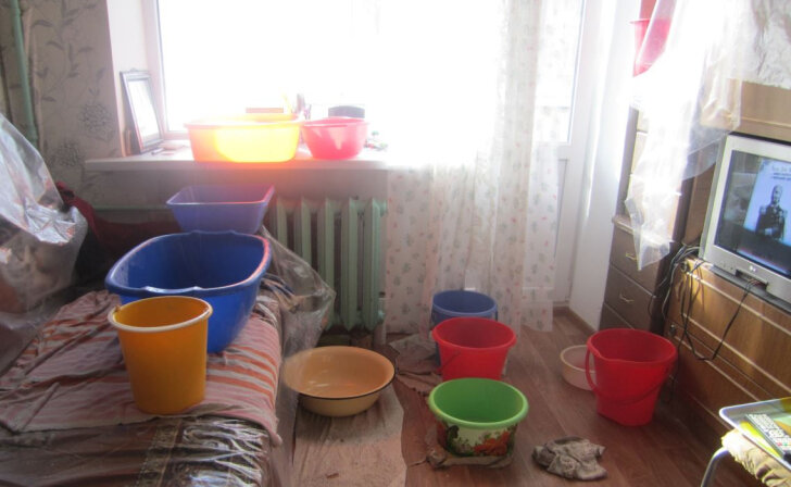    Ужасы курского общежития: жильцы показали дырявую крышу, мертвых голубей на чердаке и нечистоты в подъезде