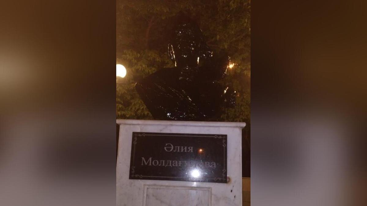    Выкрашенный в черный цвет бюст Алии Молдагуловой в Шымкенте:Otyrar.kz