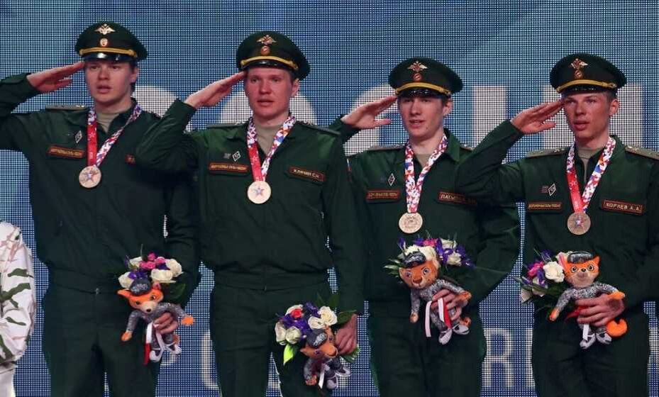    Биатлонисты Матвей Елисеев, Сергей Клячин, Эдуард Латыпов и Алексей Корнев служат России. Фото: ТАСС
