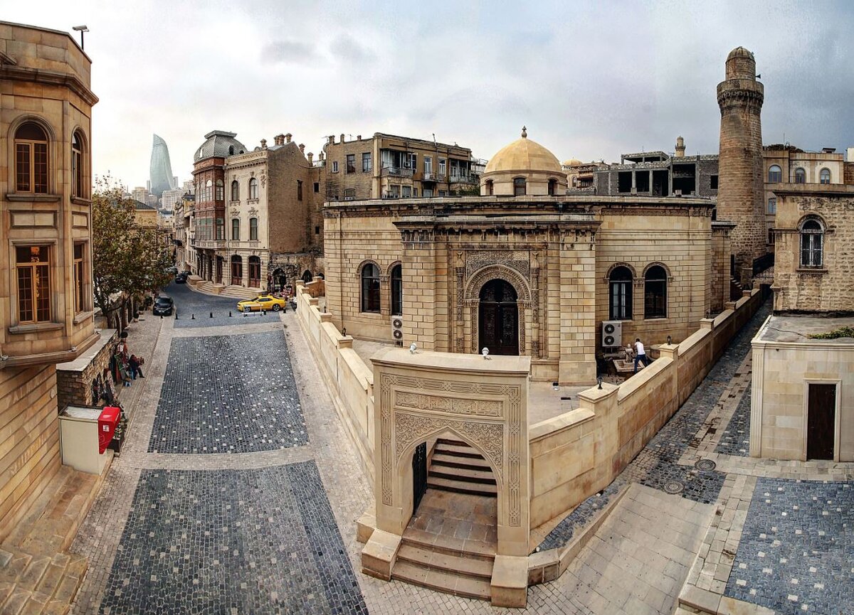  Краткое описание
Баку называют главным мегаполисом Кавказа, и это вполне заслуженно, ведь в городе проживает свыше 2 300 000 человек.-2