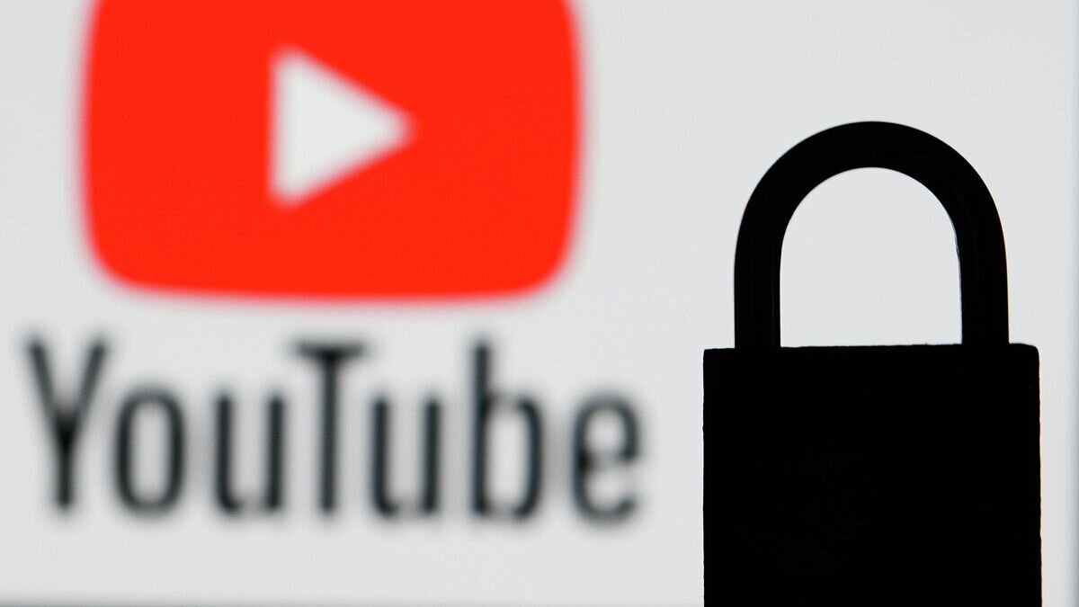    Логотип видеохостинга YouTube.© РИА Новости / Рамиль Ситдиков