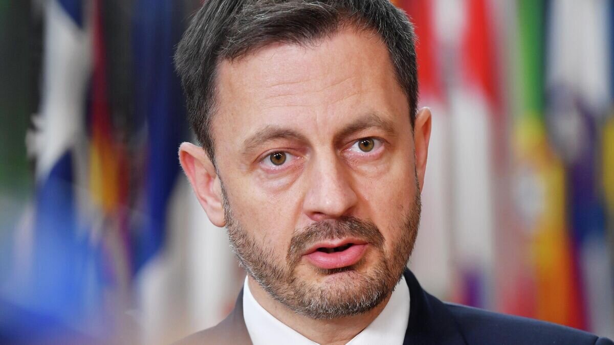    Премьер-министр Словакии Эдуард Хегер во время саммита ЕС в Брюсселе© AP Photo / Geert Vanden Wijngaert