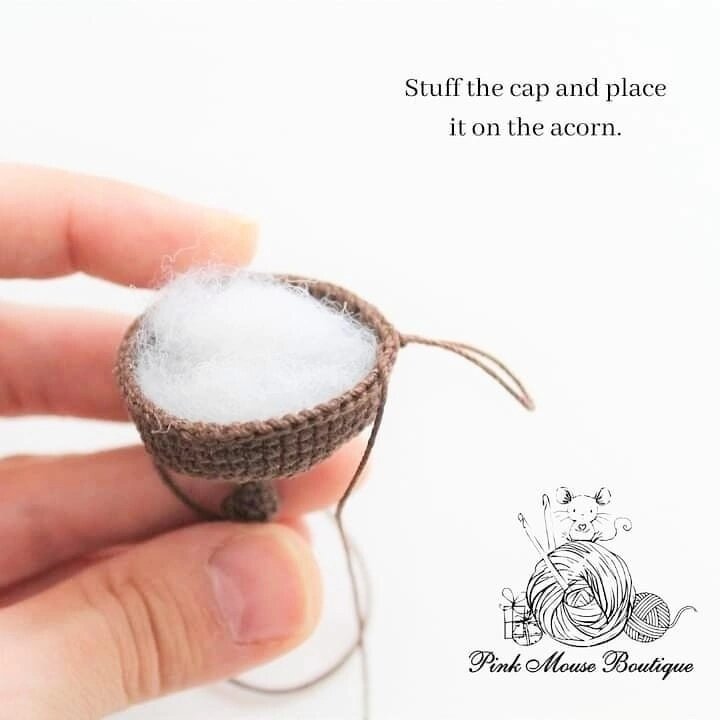 Положить наполнитель в верхушку жёлудя