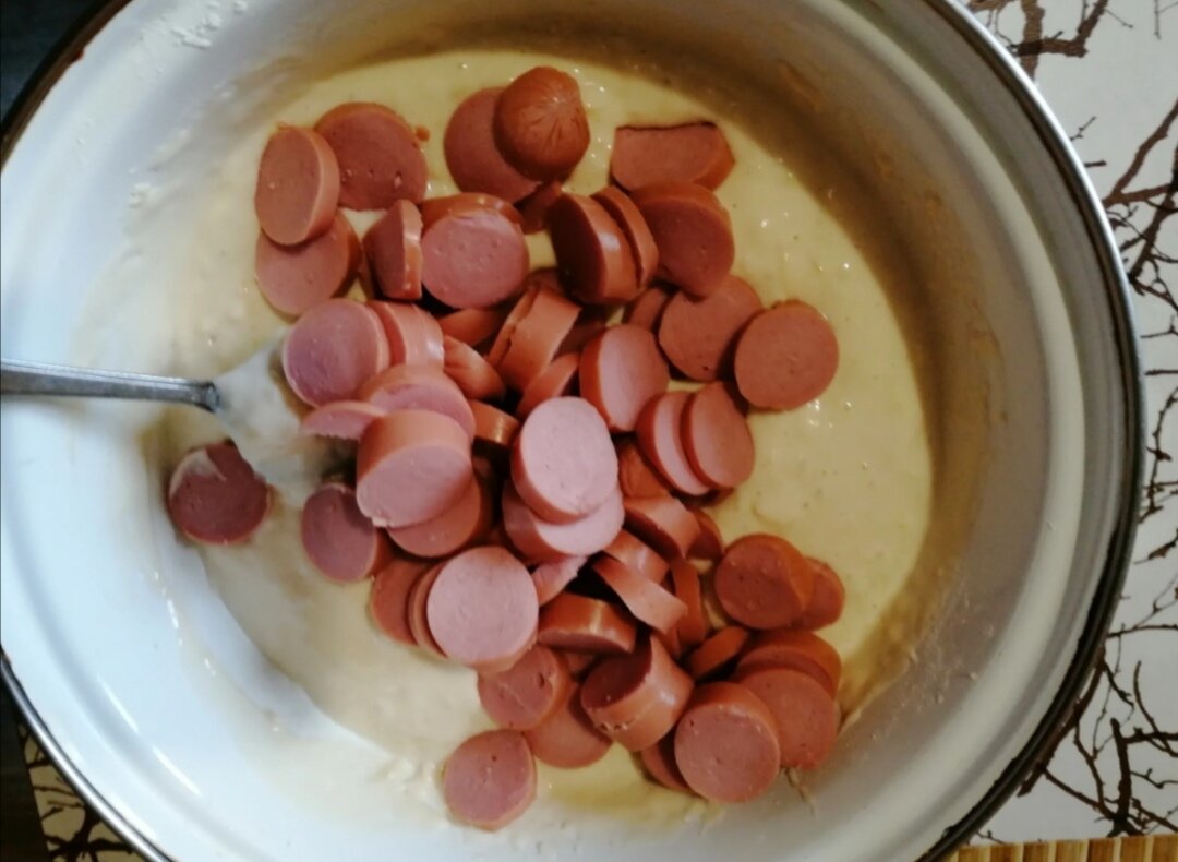 Готовлю пирог с сыром и сосисками. Рецепт будет ниже. 