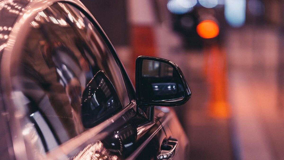    Автомобиль стоит на улице ночью:pexels.com
