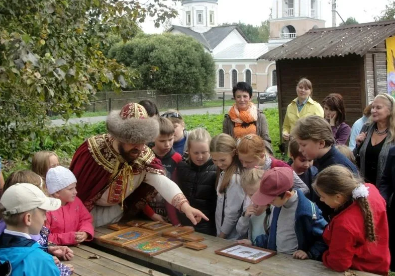 Что посетить в новгороде с детьми. Дети на экскурсии. Интерактивная экскурсия для дошкольников. Великий Новгород экскурсии.