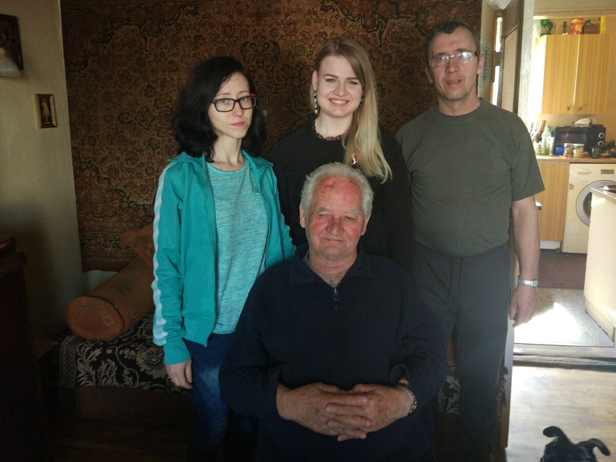 С кузиной и польскими дядей и дедушкой в их доме в Старогарде Гданьском. Из личного архива