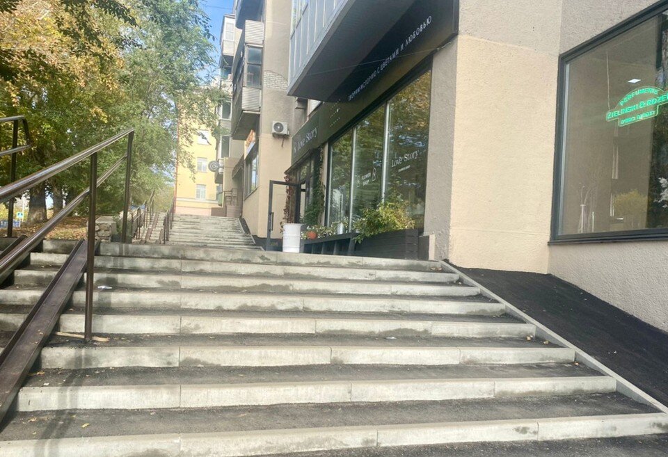     На лестнице обустроили пандус  пресс-службы администрации Барнаула