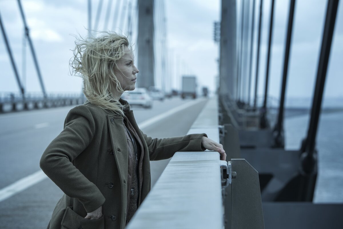    Главная героиня шведского сериала «Мост», детектив Сага Норен, возможно, страдает алекситимией. Она мало говорит о своих чувствах, не замечает реакций окружающих на ее поведение и из-за этого попадает в неловкие ситуации.Youtube