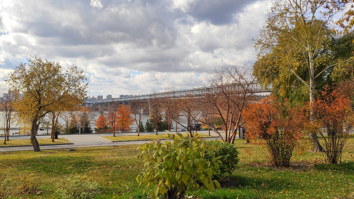 Метромост от входа на набережную