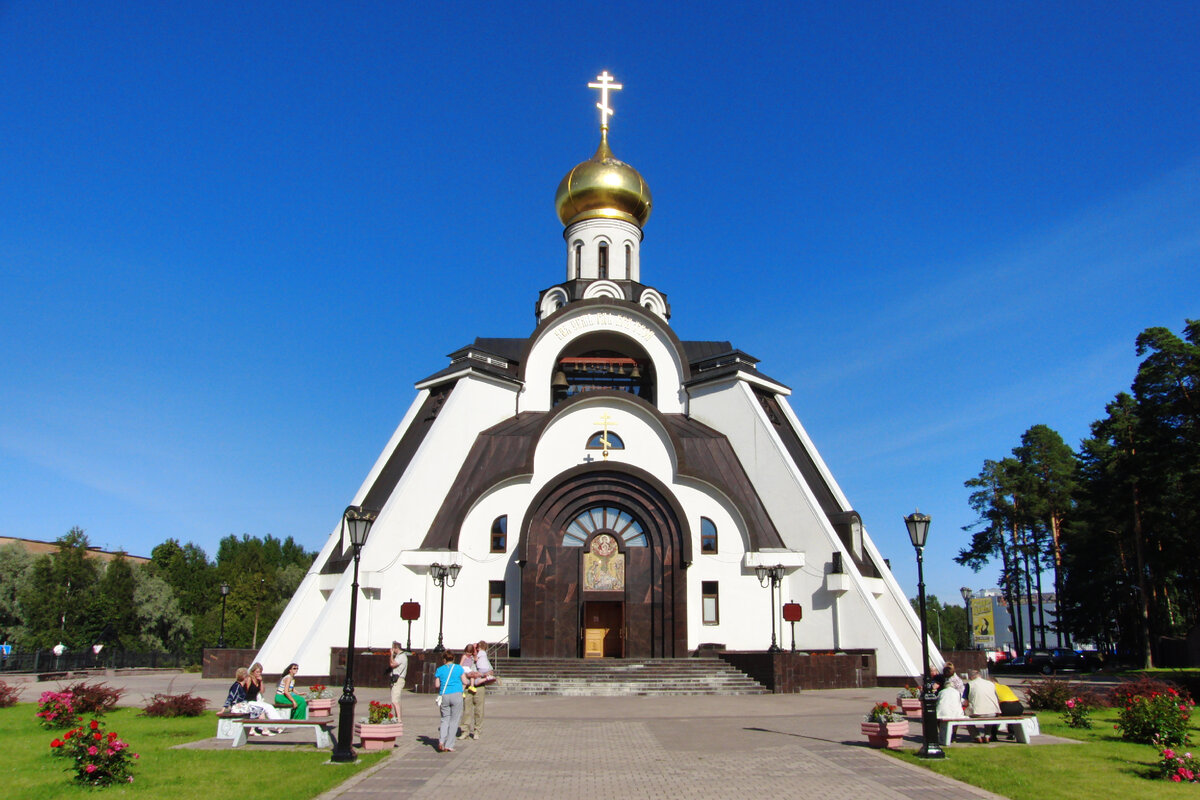 Храм во имя иконы Божией матери Неопалимая Купина в городе Сосновый бор Ленинградской области.