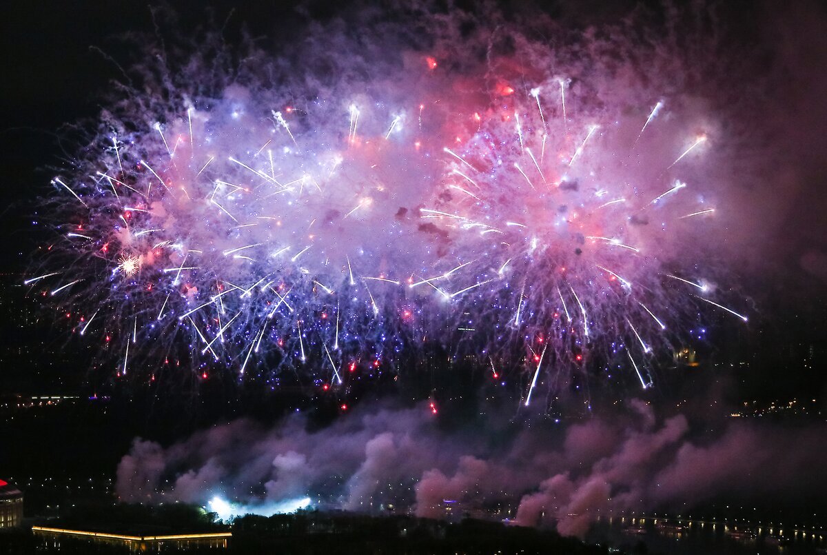 МОСКВА. На смотровой площадке. Салют в честь Дня Победы. фото интернет