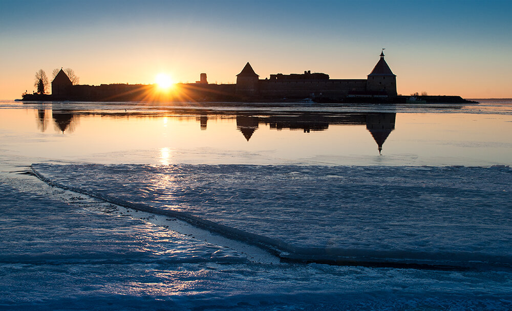 Крепость Орешек на рассвете зимой.
