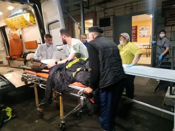    Транспортировка пострадавших при падении Ми-2 под Костромой в больницу Администрация Костромской области