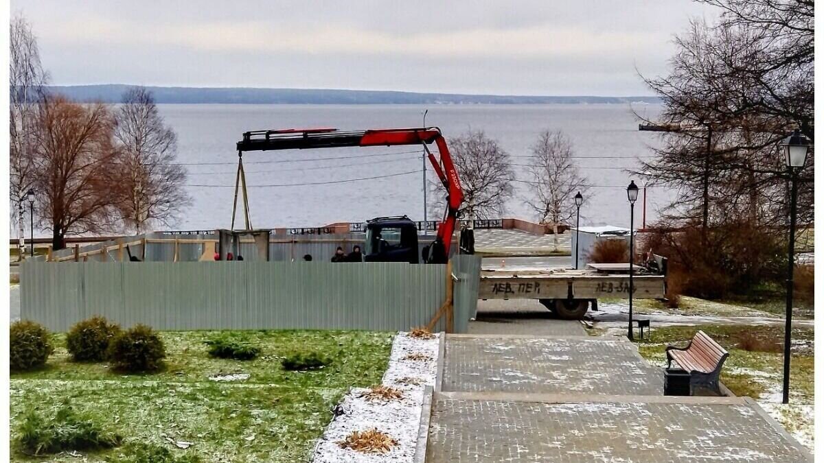     В Петрозаводске в парке Победы приступили к установке памятника Михаилу Перхину, сообщает Telegram-канал From Karelia with freedom.