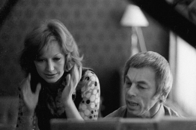    Александр Зацепин показывает новую песню певице Алле Пугачевой. 1976 г. Фото:  РИА Новости/ Рудольф Алфимов