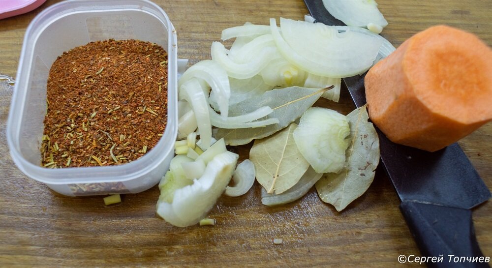 Специи. Морковка. Лук. Лавровый лист