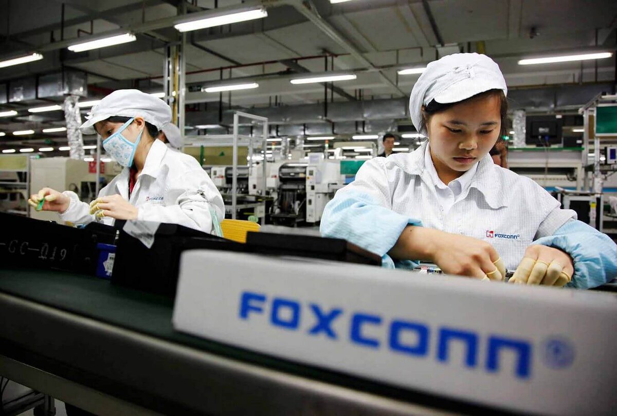    Один из менеджеров Foxconn рассказал, сколько человек требуется для производства iPhone