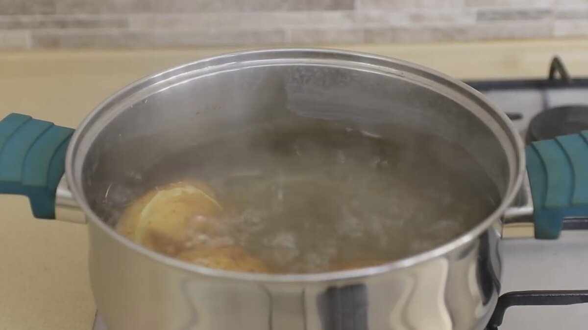  Узнайте, как приготовить сырные шарики с начинкой из картофельного пюре. Легкая в приготовлении, хрустящая и сырная закуска. Ингредиенты: Для нанесения покрытия: Способ приготовления. 1.