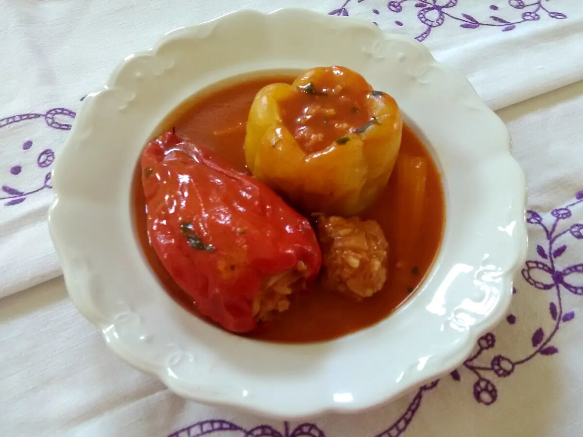 Фаршированный перец в томатном соусе