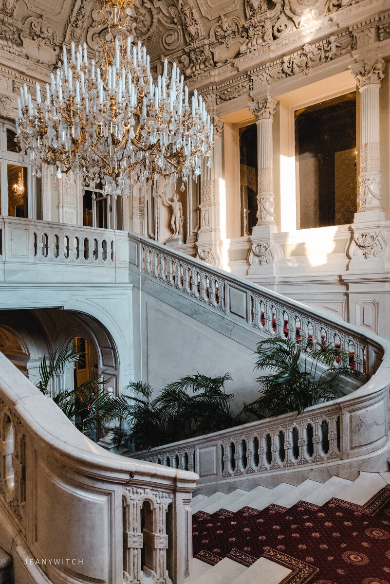 Парадная лестница — визитная карточка дворца, её в середине 19 века оформил в стиле немецкого ренессанса архитектор Ипполит Антонович Монигетти.