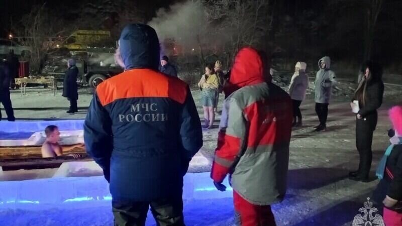     Многие жители региона в Крещенский сочельник пришли к иорданям, оборудованным на водоемах, чтобы совершить обряд омовения или набрать воды.