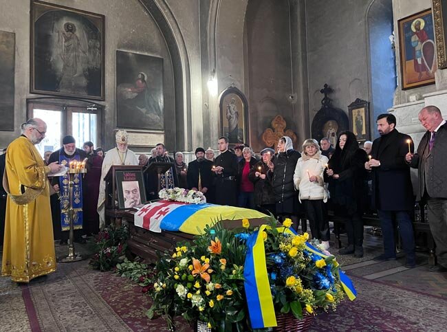 Артиста отпевали в православной церкви святого Георгия в самом центре грузинской столицы. Тело артиста находилось в наглухо закрытом гробу, который был заботливо обернут украинским флагом