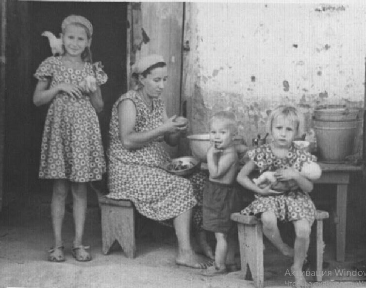 Фото из семейного архива. Я с петушком, мать, Павлик и Тома. 1959 год