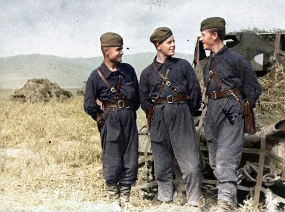 Авторское название фотографии: «Три танкиста». 1941-1945. Автор: Виктор Темин. Источник: russiainphoto. Фотография использована в качестве иллюстрации.