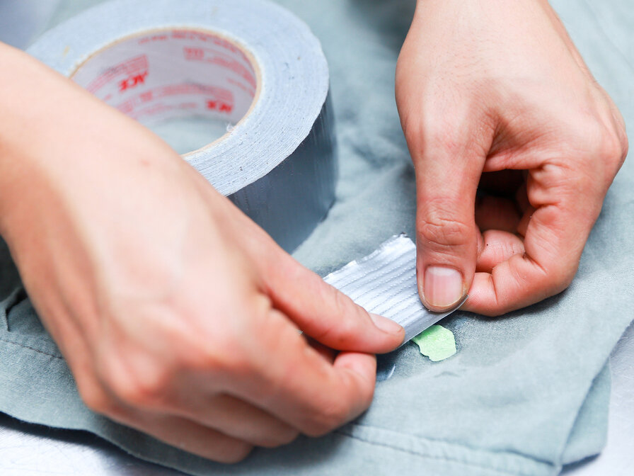 Клейкая лента поможет убрать жвачку в первые минуты