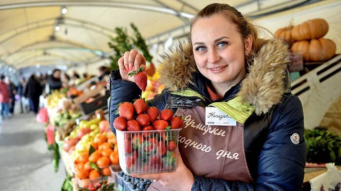 Продавец из Краснодарского края Нина Омельчинова предлагает москвичам купить свежие фрукты и овощи. Постоянным покупателям обещает скидки, ведь многие с ней дружат 15 лет — столько она работает на ярмарке на юго-западе города / Фото: Наталья Феоктистова / Вечерняя Москва