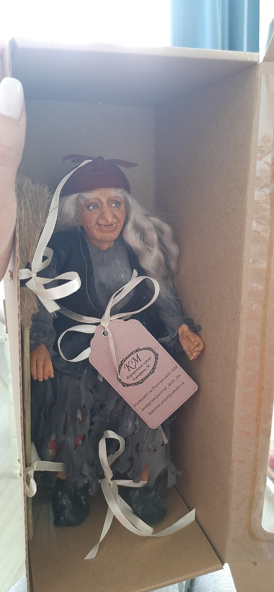 Я привязываю куколок непосредственно к коробке.