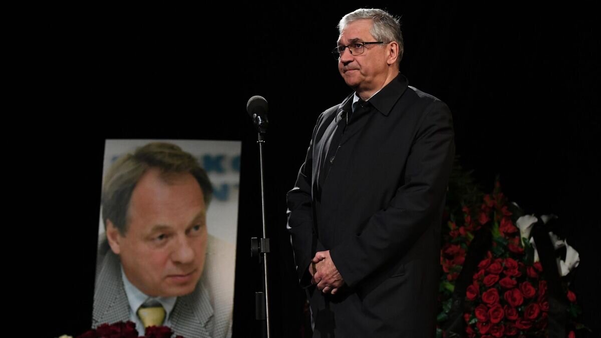    Генеральный директор ВГТРК Олег Добродеев во время прощания с журналистом Олегом Попцовым© РИА Новости / Кирилл Каллиников