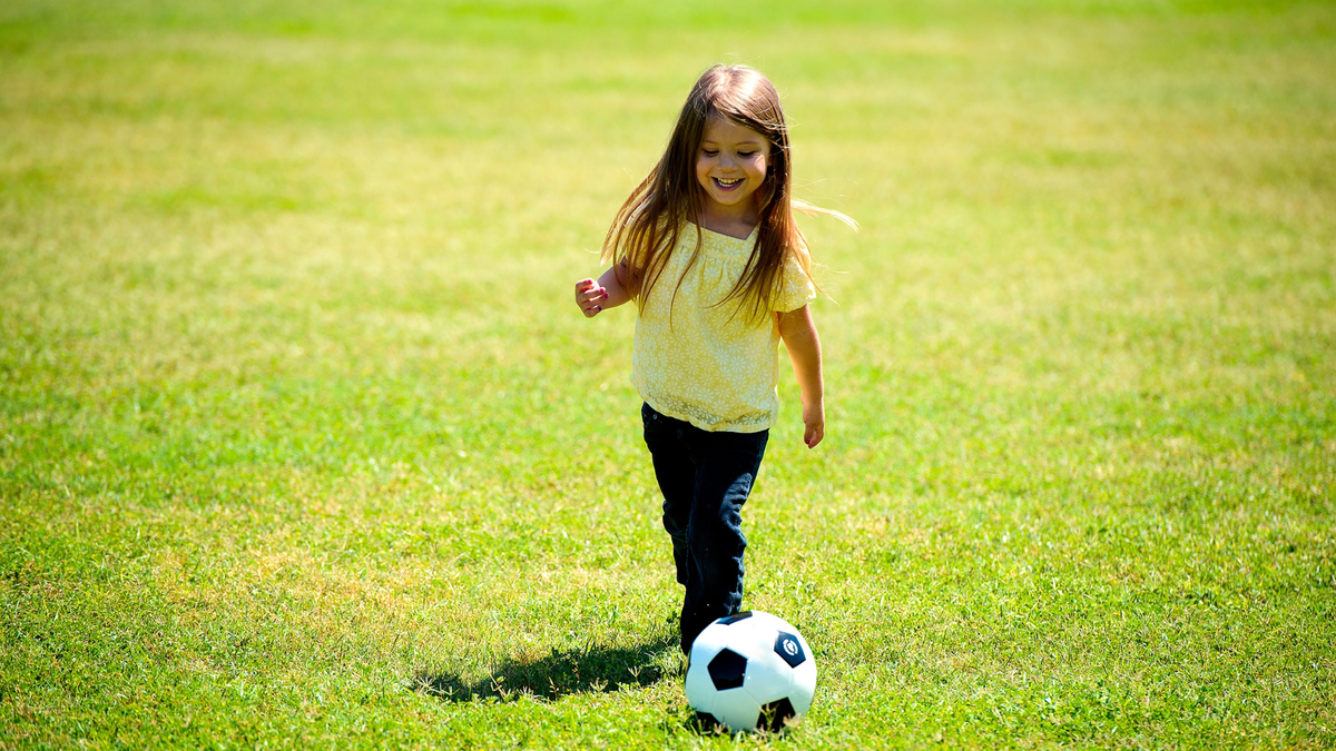 Настольная игра «о семье». Песочник для детей. Маленький любимые игры. Дети на свежем воздухе. Дети летом на лужайке.