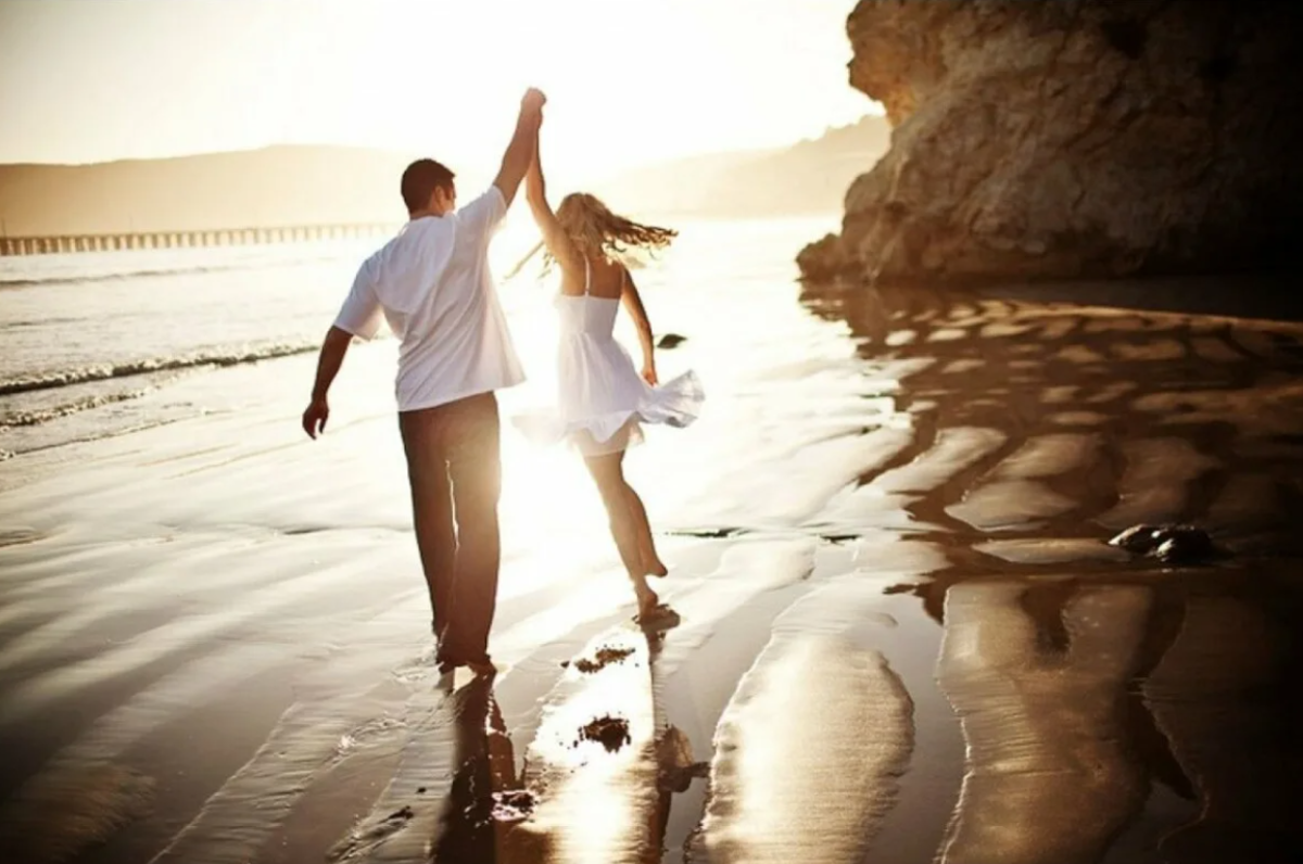Былые отношения. "Счастливая пара" (Клаудио Ринальди). Влюбленные пары на море. Счастливые влюбленные. Мужчина и женщина на море.