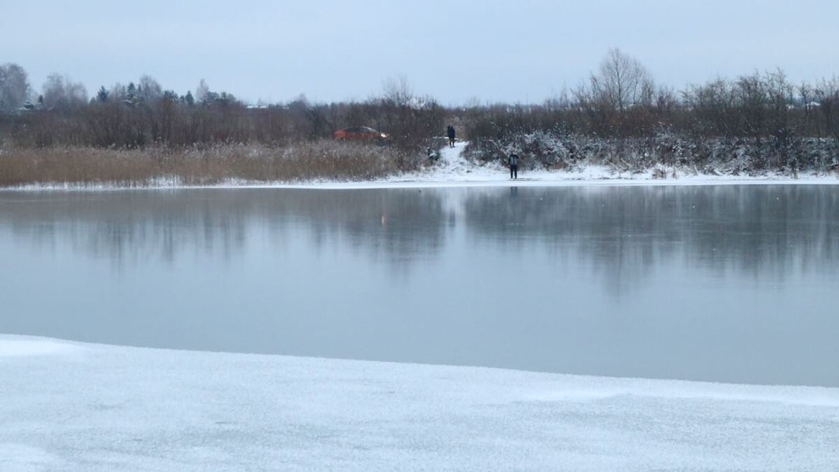 По первому льду, на многих водоемах, плотва клюет хорошо.