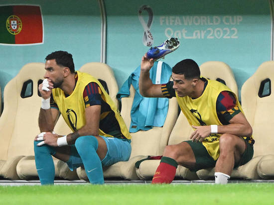     Роналду недоволен тем, что остался на лавке. Фото: IMAGO/Matthias Koch/Global Look Press