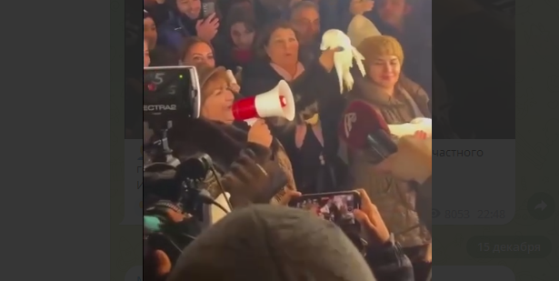 На стоп-кадре азербайджанская активистка размахивает белым голубем. По идее, она должна была его отпустить после своей пламенной речи, как и другие активисты. Но голубь погиб у нее в руках. 