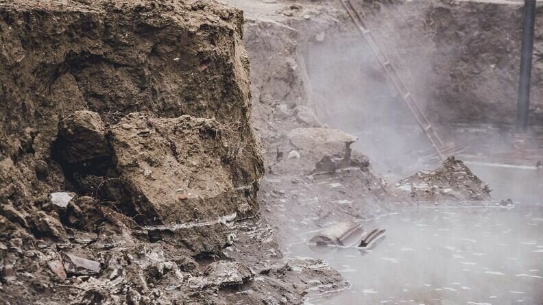     Сегодня днем 41-летний слесарь ООО «Концессии водоснабжения» при осуществлении работ упал в котлован в Кировском районе Волгограда. Падение было настолько жестким, что пострадавший сломал несколько позвонков.