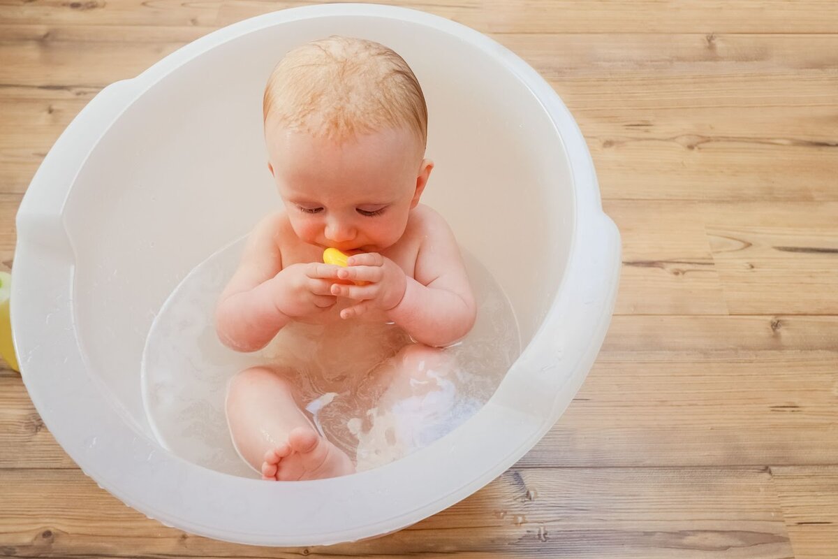 Ванночка для чистки. Малыши с мокрым телом фото. Неправильное купание новорожденного картинка. Картинки красивые дети малыши купание. Чем мыть ванную перед купанием.