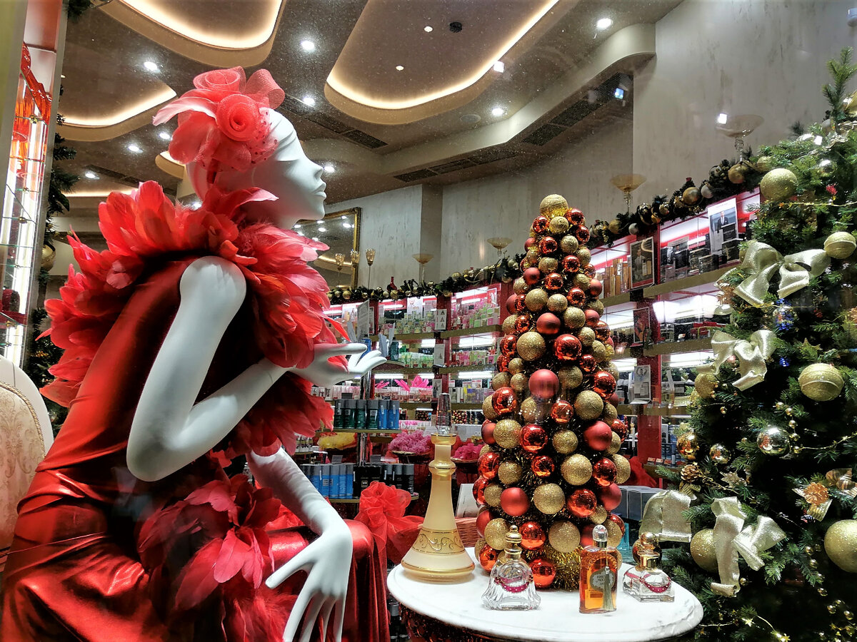 Витрина магазина с улицы Николской