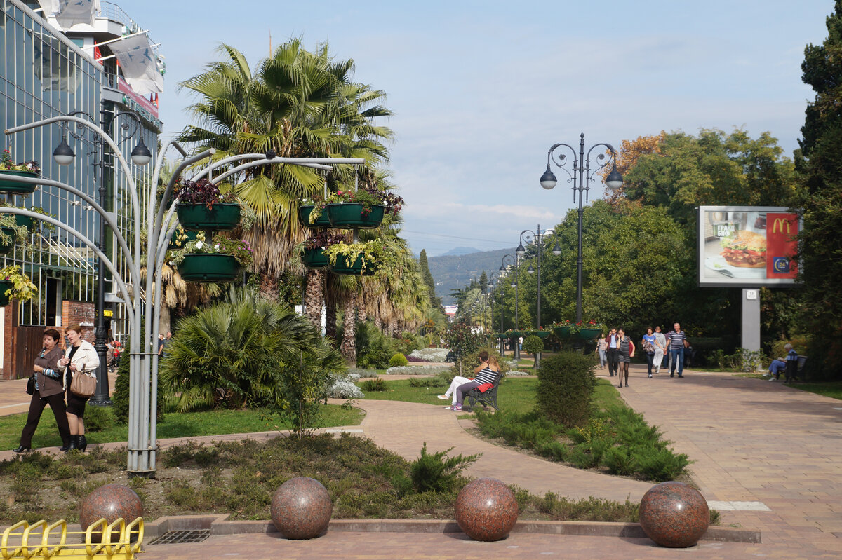 Начало Навагинской улицы. Благоустроили к Олимпиаде 2014. Улица и сейчас остается единственной пешеходной в центре города.