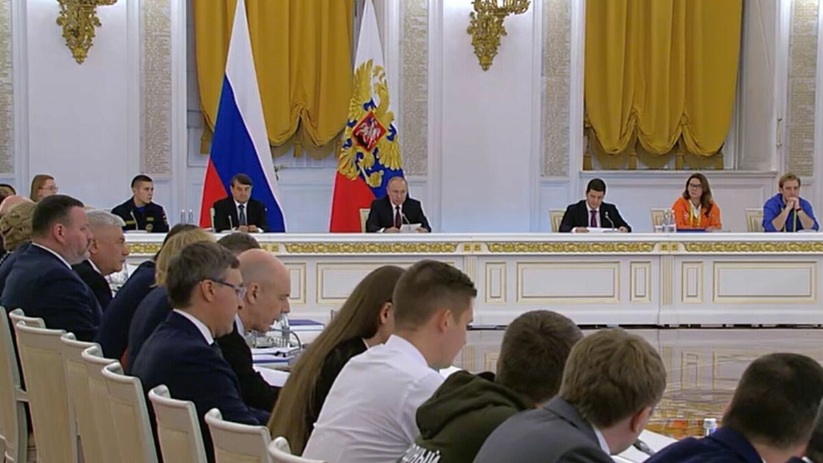     Губернатор Волгоградской области Андрей Бочаров участвует сегодня в Госсовете РФ, который проводит президент Владимир Путин. Чиновники обсуждают вопросы реализации молодёжной политики.