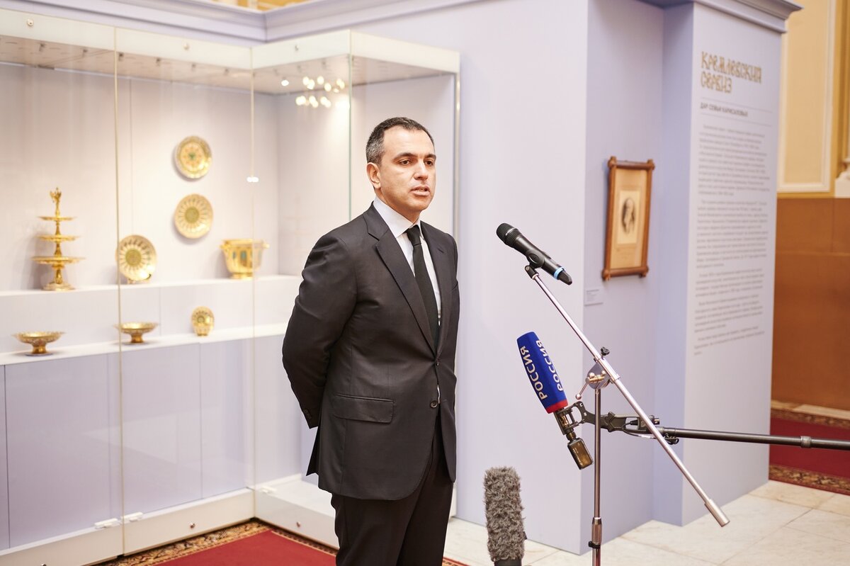 М.Ю. Карисалов на открытии выставки «Кремлевский сервиз. Дар семьи Карисаловых»