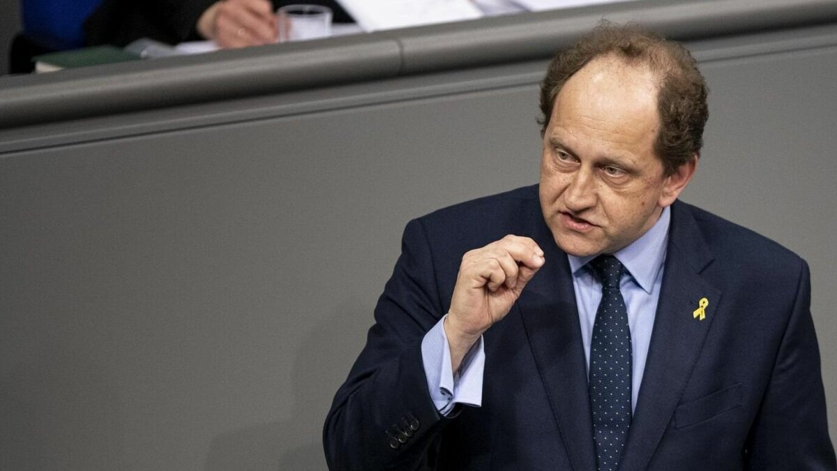     В посольстве Германии в Москве неизбежна смена посла. На это место прочат графа Александра Ламбсдорфа, заместителя главы фракции Свободной демократической партии (СвДП) в Бундестаге. Нынешний глава дипмиссии Гез Андреас фон Гайр покинет Россию к лету 2023 года.