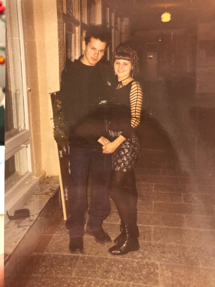 мой школьный бал. Здесь мы еще не пара