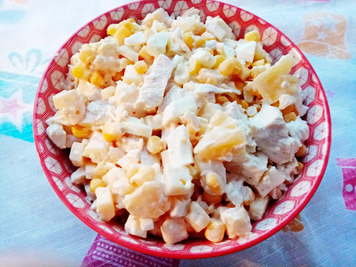 Салат «Царский» с ананасами, курицей и кукурузой